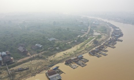 Foto udara Sungai Kahayan yang diselimuti kabut asap di Palangka Raya, Kalimantan Tengah, Jumat (26/7/2019).