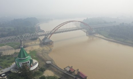 Foto udara Sungai Kahayan yang diselimuti kabut asap di Palangka Raya, Kalimantan Tengah, Jumat (26/7/2019).