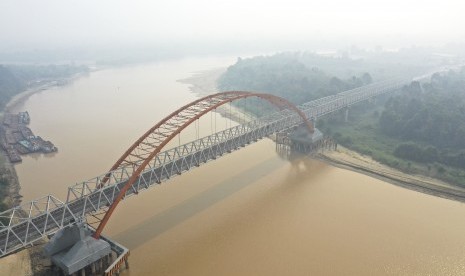 Foto udara Sungai Kahayan yang diselimuti kabut asap di Palangka Raya, Kalimantan Tengah.