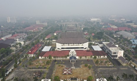 Foto udara di Kota Palangka Raya yang diselimuti kabut asap di Kalimantan Tengah, Jumat (26/7/2019).