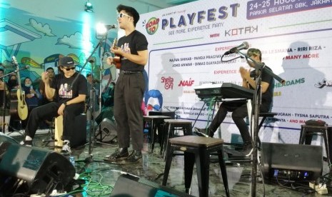 Band Dead Bachelors menampilkan musiknya di gelaran 'Road to Playfest 2019' di terowongan Jalan Kendal, Jakarta Pusat, Jumat (26/7).