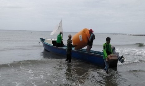 Tim Disaster Management Center (DMC) Dompet Dhuafa mendistribusikan bantuan tangki air melalui jalur laut di titik pengungsian korban gempa Gunung Lojong, Halmahera Selatan,  Maluku Utara.