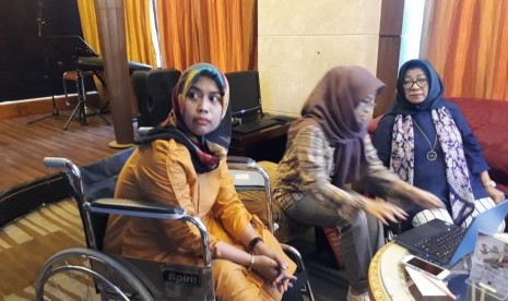 Dokter gigi Romi Syofpa Ismael saat bertemu dengan Asisten Deputi Perlindungan Hak Perempuan pada Situasi Darurat dan Kondisi Khusus Kementerian PPPA Nyimas Alia, mantan Komisioner KPA Erlinda dan sejumlah aktivis di Hotel Basko, Kota Padang, Ahad (28/7). 