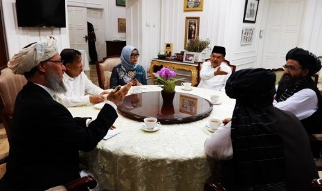 Wakil Presiden Jusuf Kalla menerima kunjungan Pendiri dan Wakil Pemimpin Taliban Mullah Abdul Ghani Baradar di kediakan dinas Wapres, Jalan Diponegoro Jakarta, Sabtu, (27/7).