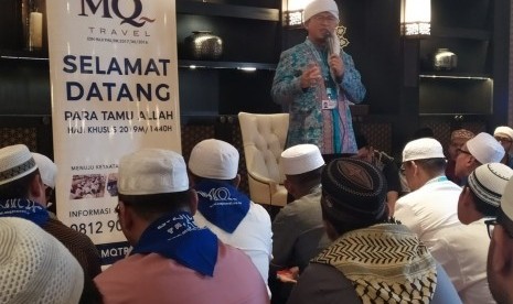 KH. Abdullah Gymnastiar (Aa Gym)  sedang memberikan tausiyah dihadapan jamaah haji MQ Travel di Madinah, Sabtu (27/7). Dalam tausiyahnya Aa Gym berharap seluruh jamaah bisa meningkatkan ketaqwaan kepada Allah agar ibadah hajinya mabrur.