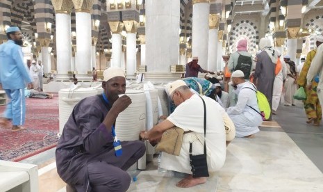 1.000 Wadah Air Zamzam Disterilkan Setiap Hari. Sejumlah jamaah haji meminum air zamzam di Masjid Nabawi, Madinah, Sabtu (27/7). Sebagian jamaah membawa air zamzam ke pemondokannya untuk diminum di kamar. 