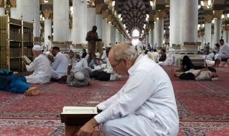 Cegah Corona Menyebar, Saudi Cuci dan Sterilkan Karpet Dua Masjid Suci. Foto ilustrasi jamaah di Masjid Nabawi.