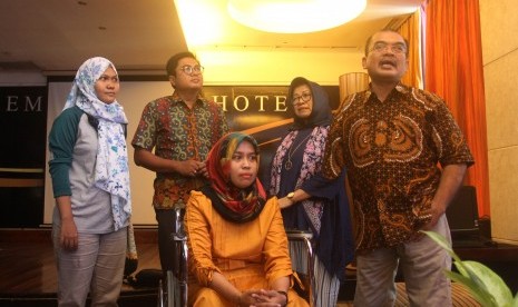 Dokter gigi Romi Syofpa Ismael (tengah), berkonsultasi dengan Asisten Deputi Bidang Perlindungan Hak Perempuan, Kementerian Pemberdayaan Perempuan dan Perlindungan Anak, Nyimas Aliah (kedua kanan), Ketua Lembaga Advokasi dan Perlindungan Penyandang Disabilitas Indonesia, Heppy Sebayang (kanan), Direktur Lembaga Bantuan Hukum (LBH) Padang, Wenda Rona Putra (kedua kiri) dan Wakil Direktur Lembaga Bantuan Hukum (LBH) Padang, Indira Suryani, saat mengadakan pertemuan di Padang, Sumatera Barat, Ahad (28/7/2019).