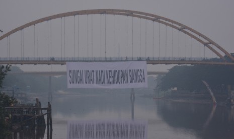 Kabut asap tipis menyelimuti Kota Pekanbaru, Riau, Ahad (28/7/2019).