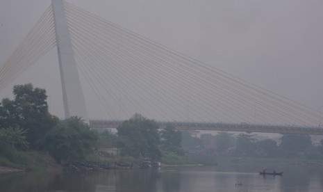 Kabut asap tipis menyelimuti Kota Pekanbaru, Riau, Ahad (28/7/2019).