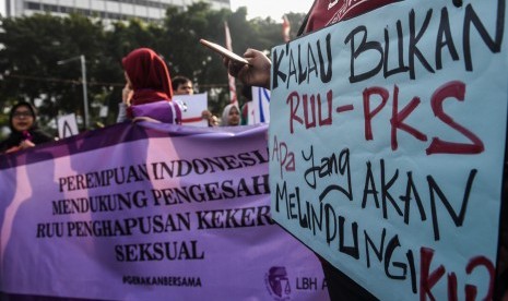 Pengunjuk rasa yang tergabung dalam Gerakan Masyarakat Sahkan RUU Penghapusan Kekerasan Seksual (GEMAS Sahkan RUU P-KS ) melakukan aksi saat Hari Bebas Berkendaraan di kawasan Bundaran HI, Jakarta, Ahad (28/7/2019).