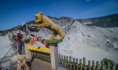 Petugas membersihkan debu vulkanik di sekitar Kawah Ratu pascaerupsi Gunung Tangkuban Parahu, Kabupaten Subang, Jawa Barat, Ahad (28/7/2019).