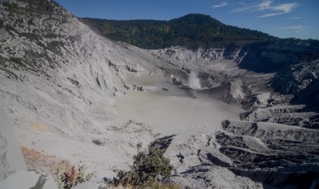 Lansekap Kawah Ratu pascaerupsi Gunung Tangkuban Parahu, di Kabupaten Subang, Jawa Barat, Ahad (28/7/2019).