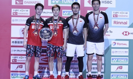 Ganda putra Indonesia Kevin Sanjaya Sukamuljo (kiri) dan Marcus Fernaldi Gideon (kedua kiri) bersama ganda putra Indonesia Mohammad Ahsan (kedua kanan) dan Hendra Setiawan (kanan) berada di atas podium seusai bertanding pada final Japan Open 2019 di Musashino Forest Sport Plaza, Tokyo, Jepang, Ahad (28/7/2019).