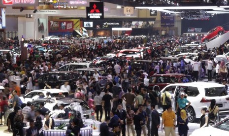 Dokumentasi: Ribuan pengunjung memadati ruang pamer kendaraan di ajang pameran otomotif Gaikindo Indonesia International Auto Show (GIIAS) ke-27 tahun 2019 di ICE BSD, Tangerang, Banten, Ahad (28/7/2019). 