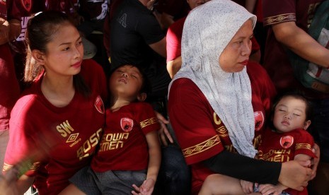 Sejumlah pendukung PSM Makassar menunggu penjelasan dari panitia pelaksana terkait penundaan Final Piala Indonesia 2019 di Stadion Andi Mattalatta, Makassar, Sulawesi Selatan, Ahad (28/7/2019). 