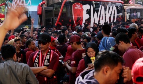 Sejumlah pendukung PSM Makassar menunggu penjelasan dari panitia pelaksana terkait penundaan Final Piala Indonesia 2019 di Stadion Andi Mattalatta, Makassar, Sulawesi Selatan, Ahad (28/7/2019). 