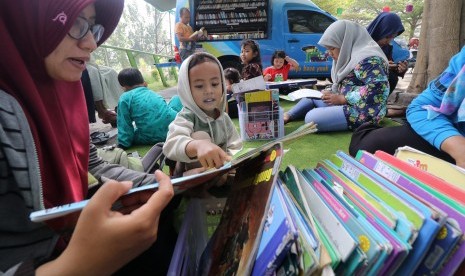 Warga membaca buku di  koleksi mobil perpustakaan keliling (ilustrasi)