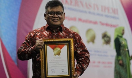 Direktur Utama Badan Amil Zakat Nasional (Dirut Baznas) Arifin Purwakananta, menerima penghargaan TOP Eksekutif Muslim 2019.