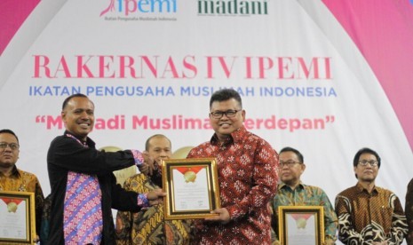 Direktur Utama Badan Amil Zakat Nasional (Dirut Baznas) Arifin Purwakananta, menerima penghargaan TOP Eksekutif Muslim 2019.