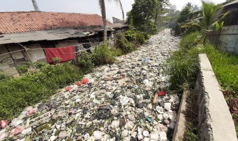 Kali Busa di Kelurahan Bahagia, Babelan, Kabupaten Bekasi, yang dipenuhi sampah pada Senin (29/7). Sampah menumpuk di aliran sungai itu sepanjang dua kilometer. 