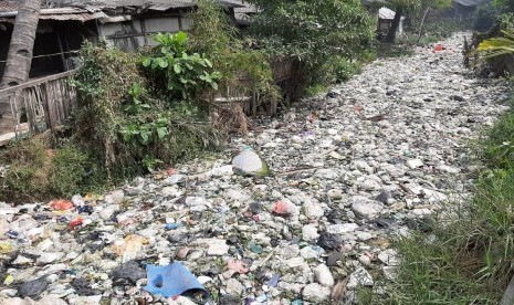 Kali Busa di Kelurahan Bahagia, Babelan, Kabupaten Bekasi, yang dipenuhi sampah pada Senin (29/7). Sampah menumpuk di aliran sungai itu sepanjang dua kilometer. 