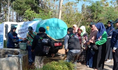 Aksi Cepat Tanggap (ACT) Solo menyalurkan bantuan air bersih kepada warga terdampak kekeringan di Desa Kunden, Kecamatan Bulu, Kabupaten Sukoharjo, Jawa Tengah, Senin (29/7). 