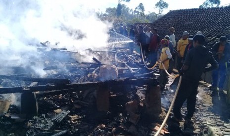 Belasan rumah terbakar di Kampung Nagrog, Desa Sarimukti, Kecamatan Pasirwangi, Kabupaten Garut, Senin (29/7). 