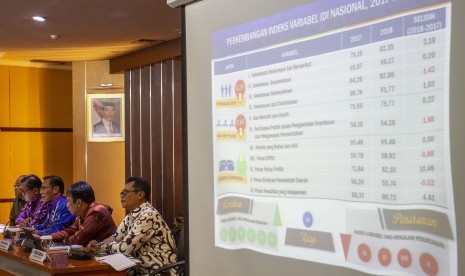 Kepala Badan Pusat Statistik (BPS) Suhariyanto (tengah) didampingi Deputi Bidang Koordinasi Politik Dalam Negeri Kemenko Polhukam Wawan Kustiawan (kiri) dan Deputi Bidang Statistik Sosial BPS Margo Yuwono (kanan) menyampaikan laporan Indeks Demokrasi Indonesia (IDI) Tahun 2018 di Jakarta, Senin (29/7/2019).