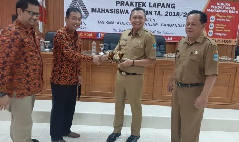 Sekda Kabupaten Pangandaran Kusdiana. Pemerintah Kabupaten (Pemkab) Pangandaran memperbolehkan aparatur sipil negara (ASN) menggunakan mobil dinas selama momen Lebaran 1443 H. Sebab, para ASN di wilayah itu tetap siaga dalam momen Lebaran.