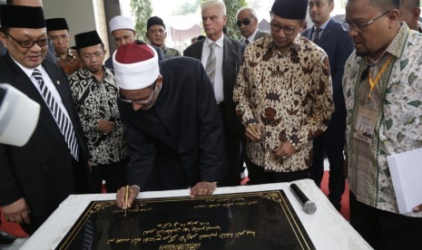 Deputi Grand Syekh Al-Azhar, Syekh Shaleh Abbas bersama Menteri Agama  (Menag), Lukman Hakim Saifuddin meresmikan Pusat Studi Islam dan Bahasa  Arab (Pusiba) Al-Azhar di Indonesia. Peresmian dilakukan di Universitas  Islam Assyafiiyyah, Jatiwaringin, Bekasi, Senin (29/7). 