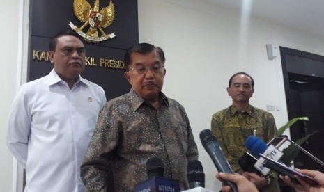 Wakil Presiden Jusuf Kalla saat diwawancarai wartawan di Kantor Wakil Presiden, Jakarta, Selasa (30/7).