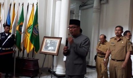 Gubernur Jabar, Ridwan Kamil di dampingi Wakil Gubernur Jabar, Uu Ruzhanul Ulum memberikan keterangan tentang pengangkatan Plt Sekda Jabar, Daud Achmad pasca ditetapkannya Iwa Karniwa sebagai tersangka di Gedung Sate, Selasa (30/7