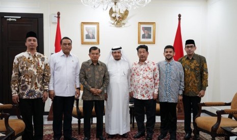 Wakil Presiden Jusuf Kalla saat menerima Pimpinan Yayasan Museum As-salamu Alaika Ayyuha An-Nabiy di Kantor Wakil Presiden, Jakarta, Selasa (30/7).