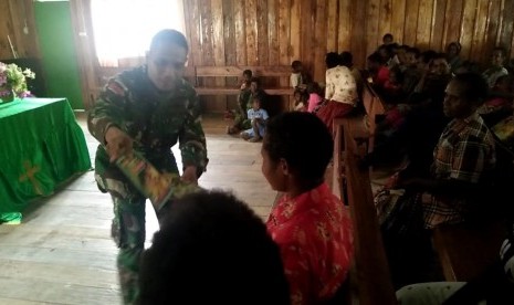 Satgas Pamtas RI-PNG Yonif Raider 321 Kostrad berbaur bersama masyarakat melalu gerakan membaca bersama pada Selasa, (30/7). Tujuan gerakan membaca untuk mempertahankan situasi yang sudah kondusif di Kabupaten Nduga