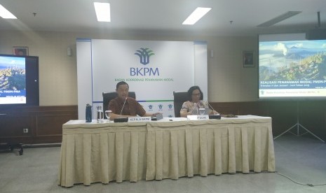 Kepala BKPM Thomas Lembong dan Plt Deputi Bidang Pengendalian  Pelaksanaan Penanaman Modal BKPM Farah Ratnadewi Indriani dalam konferensi  pers realisasi investasi kuartal kedua dan semester pertama 2019 di  kantornya, Jakart, Selasa (30/7). 