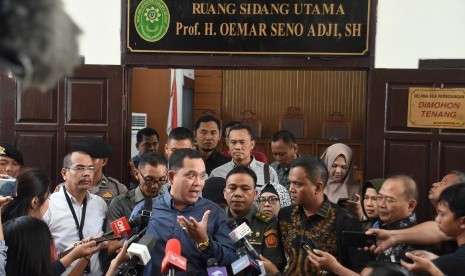 Kuasa hukum tersangka kasus dugaan kepemilikan senjata ilegal Kivlan Zein, Tonin Tahta Singarimbun (kedua kiri) memberikan pernyataan kepada wartawan seusai mengikuti sidang putusan praperadilan penetapan tersangka kliennya di Pengadulan Negeri Jakarta Selatan, Selasa (30/7/2019).