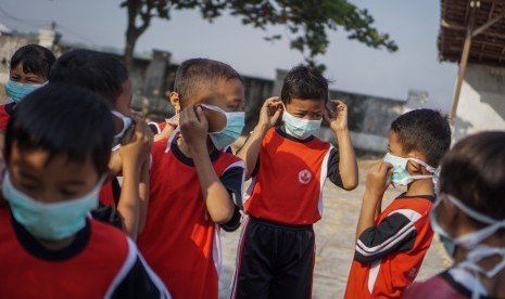 Siswa mengenakan masker saat mengikuti mata pelajaran olahraga (Ilustrasi).