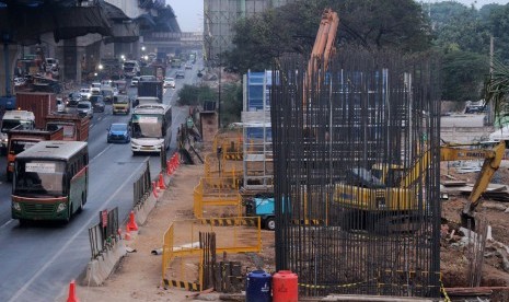 Pekerja menyelesaikan pembangunan konstruksi proyek Kereta Cepat Jakarta-Bandung di samping Jalan Tol Jakarta-Cikampek di Bekasi Timur, Jawa Barat, Senin (29/7/2019). 