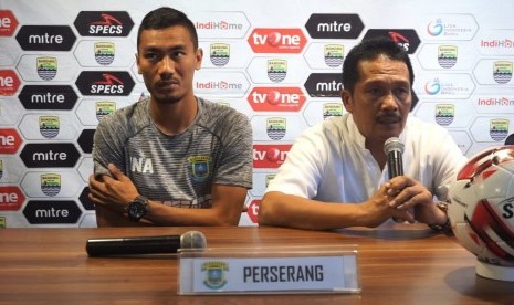 Pemain Perserang Serang, Idang Novrizal (kiri) dan pelatih Perserang Serang, Jaya Hartono (kanan) di Graha Persib, Jalan Sulanjana, Kota Bandung, Rabu (31/7). 