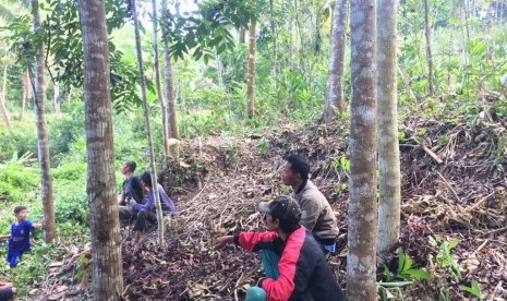 Warga Desa Gunajaya, Kecamatan Manonjaya, Kabupaten Tasikmalaya, berjaga di lokasi terlihatnya macan tutul, Rabu (31/7). 