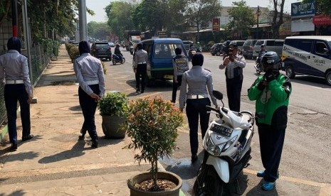 Dinas Perhubungan (Dishub) Kota Malang mengadakan penertiban pelanggaran parkir di kawasan terlarang. Salah satunya berada di area Jalan Trunojoyo, Kota Malang.