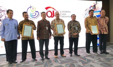 Otoritas Jasa Keuangan (OJK) dan Kementerian Kelauatan dan Perikanan (KKP) Meluncurkan Asuransi Perikanan Bagi Pembudidaya Ikan Kecil dan Asuransi Usaha Budidaya Udang di Gedung Kementerian KKP, Jakarta, Kamis (1/8). 