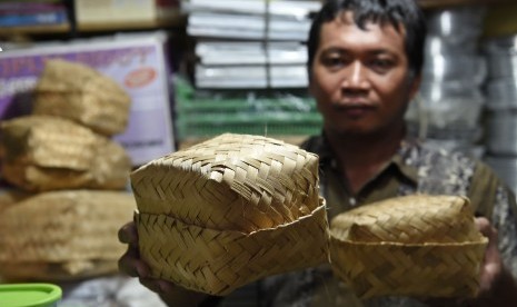 Pedagang menunjukkan wadah besek bambu yang dia jual di Pasar Jaya Lenteng Agung, Jakarta Selatan, Kamis (1/8/2019). 