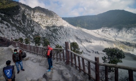 Wisatawan menikmati pemandangan Kawah Ratu Gunung Tangkuban Parahu, di Kabupaten Subang, Jawa Barat, Kamis (1/8/2019).