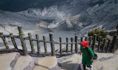 Wisatawan menikmati pemandangan Kawah Ratu Gunung Tangkuban Parahu, di Kabupaten Subang, Jawa Barat, Kamis (1/8/2019).