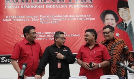  Sekjen PDIP Hasto Kristiyanto (kedua kiri) bersama Ketua DPP PDIP Djarot Saiful Hidayat (kiri), Ketua DPP PDIP Bidang Hukum Andreas Pereira (kedua kanan) dan Wasekjen PDIP Ericko Sotarduga (kanan) berbincang usai memberikan keterangan kepada wartawan mengenai Kongres V PDI di DPP PDI Perjuangan, Jakarta, Kamis (1/8/2019).