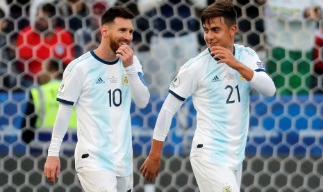 Paulo Dybala (kanan) bersama Lionel Messi saat membela timnas Argentina.