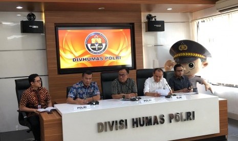 Otoritas Jasa Keuangan (OJK) dan Badan Reserse Kriminal Kepolisian Republik Indonesia (Bareskrim Polri) menggelar konferensi pers Peredaran Fintech Ilegal di Ruang Humas Mabes Polri, Jakarta, Jumat (2/8)