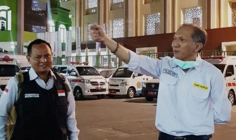 Kepala Pusat Kesehatan Haji Eka Jusup Singka meninjau jamah yang dirawat jalan di Poliklinik Embarkasi Bekas. Jumat (2/8).